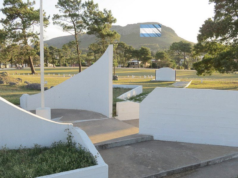 Repondrán placas en el Monumento a los héroes de Malvinas