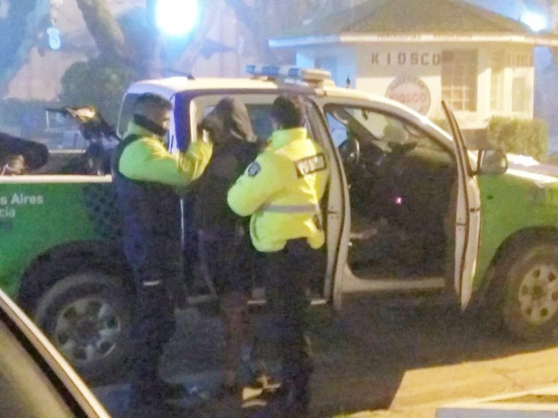 Intentó agredir a un  policía con un vaso roto