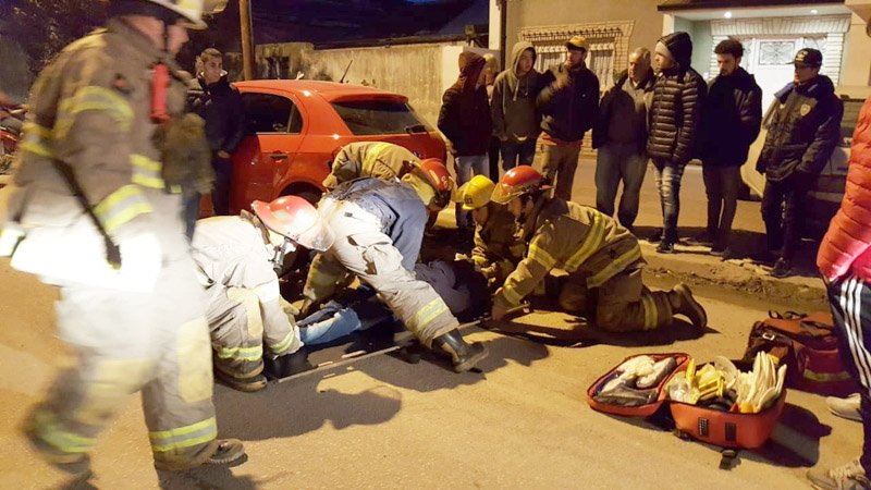 Motociclista hospitalizado tras chocar contra dos autos