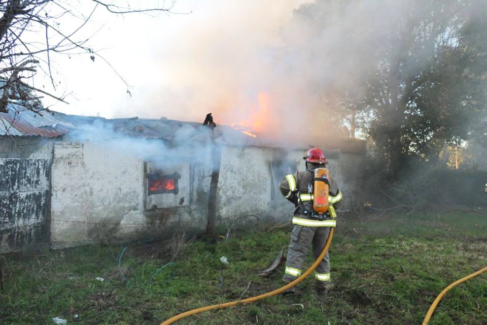 Un incendio afectó  una precaria vivienda