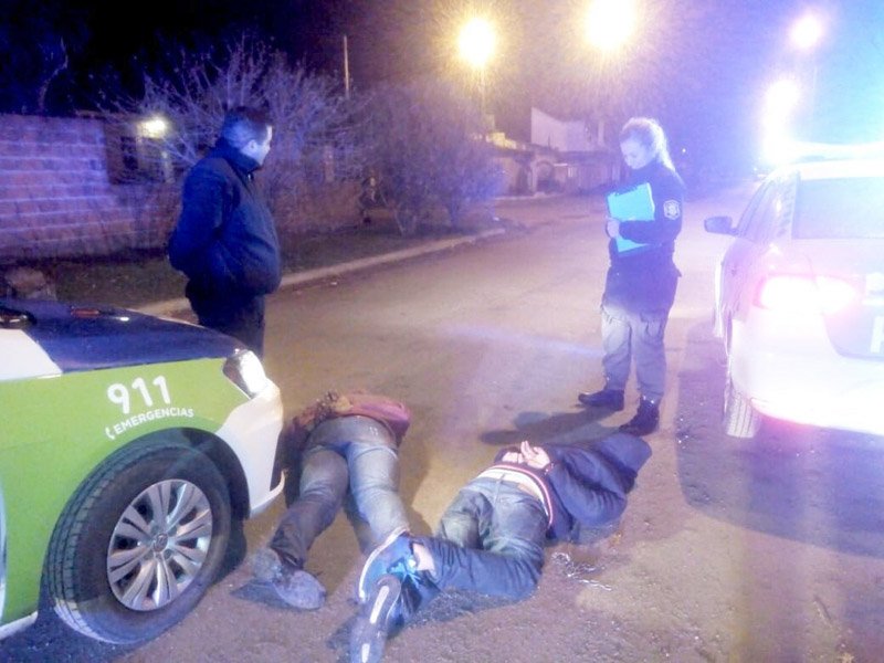 Con una cadena amenazaron y le robaron un celular a un menor