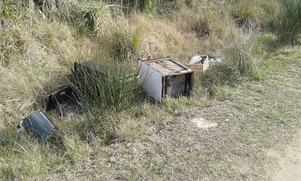 Arrojan basura en «El Mirador»
