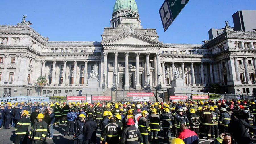Los Bomberos  de Balcarce participaron   del reclamo por el recorte presupuestario