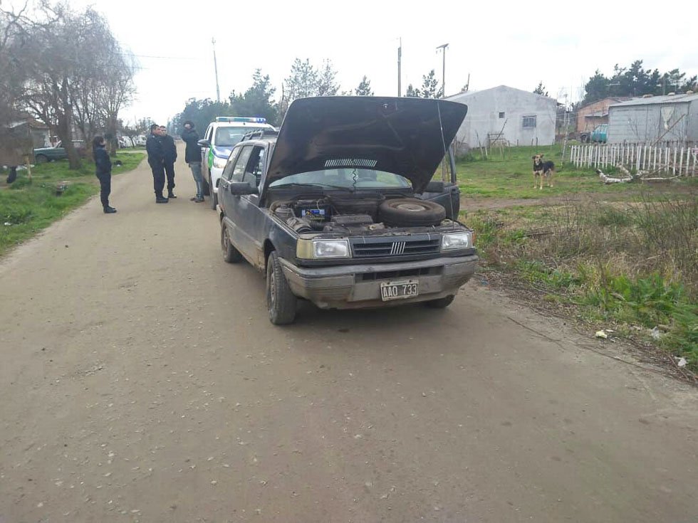 Robó un auto pero el mal estado  de la calle impidió su huida