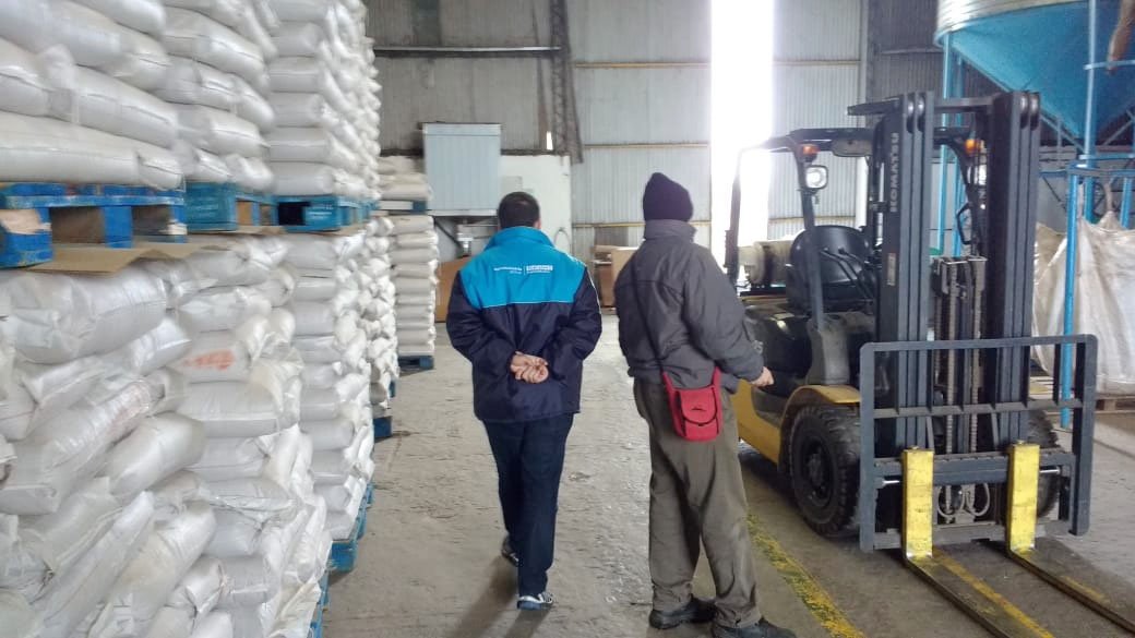 Retienen unas 280 toneladas  de maíz «flojas de papeles»