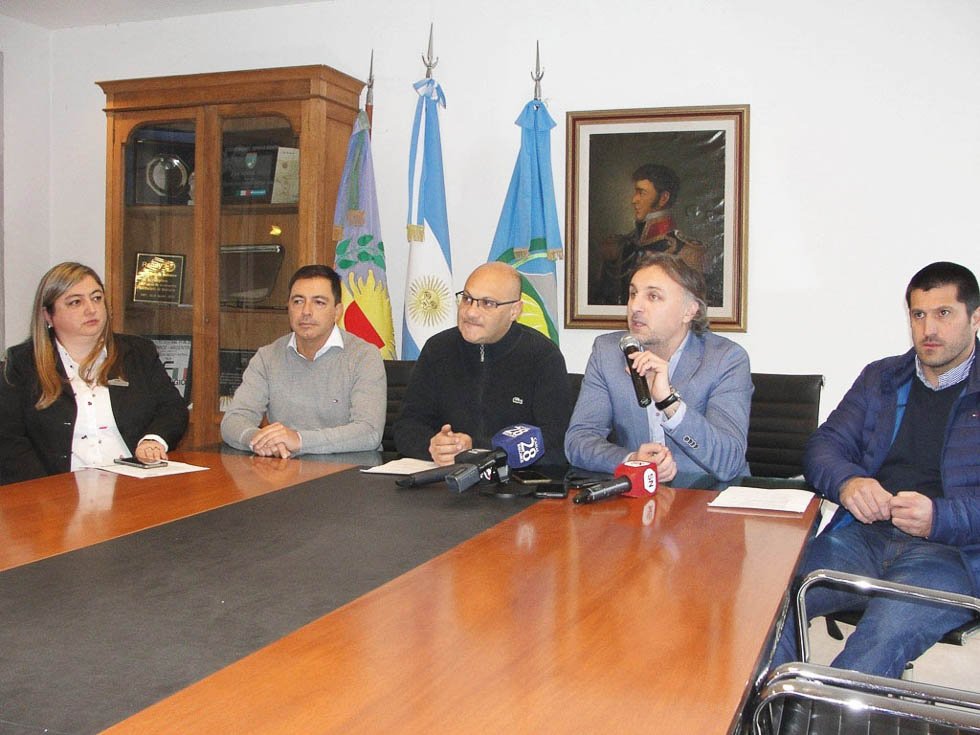 El Ejecutivo y la Cámara de Comercio anunciaron medidas para favorecer al comercio local