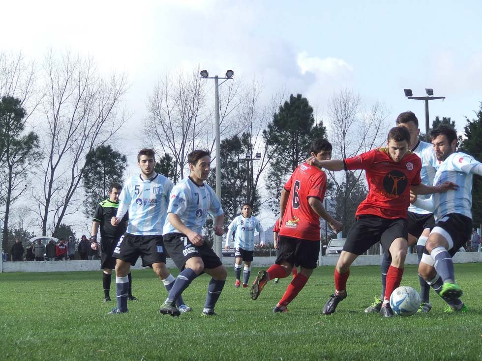 Racing goleó a Estudiantes y es único líder de la Zona A 