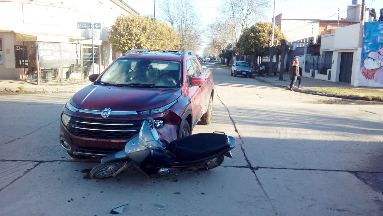 Una mujer y su hijo sufrieron lesiones  al chocar un auto y una motocicleta