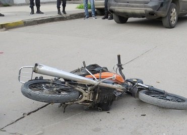 Motocilista sufrió una fractura en un choque