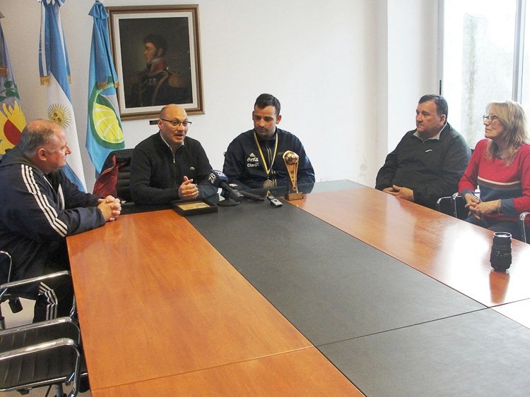 Reino recibió a Ibagüengoitía y su familia