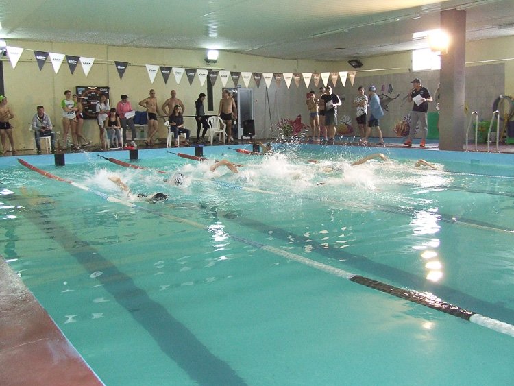 Se desarrolló el primer triatlón por equipos 