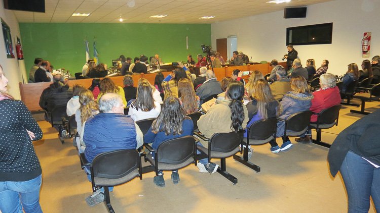 Dos «disparos» de sensatez lograron calmar una noche agitada por discusiones estériles