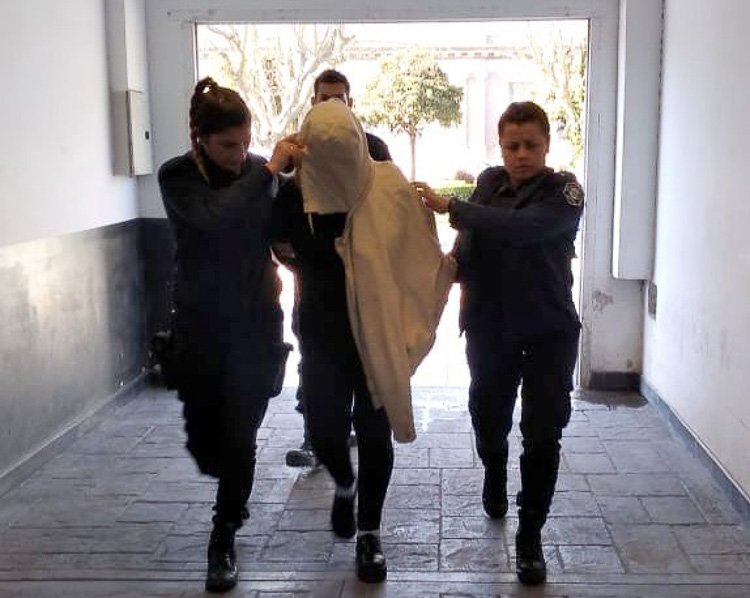 Mujer apresada por violar una restricción de acercamiento