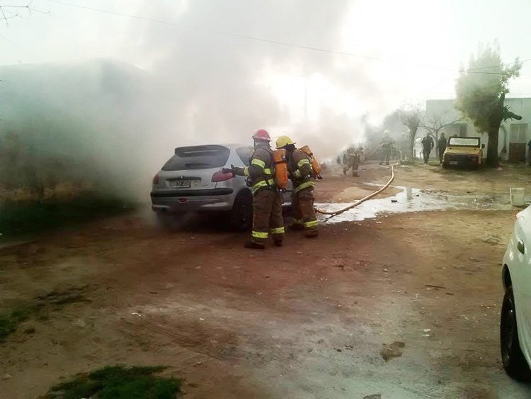 Se incendiaron dos autos en una  calle interna del barrio Alborada