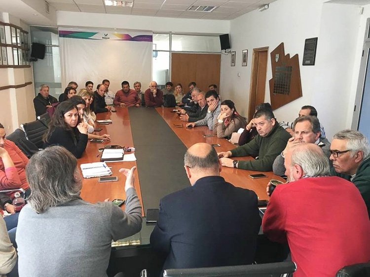  Recorte de gastos y congelamiento de salarios a funcionarios y concejales