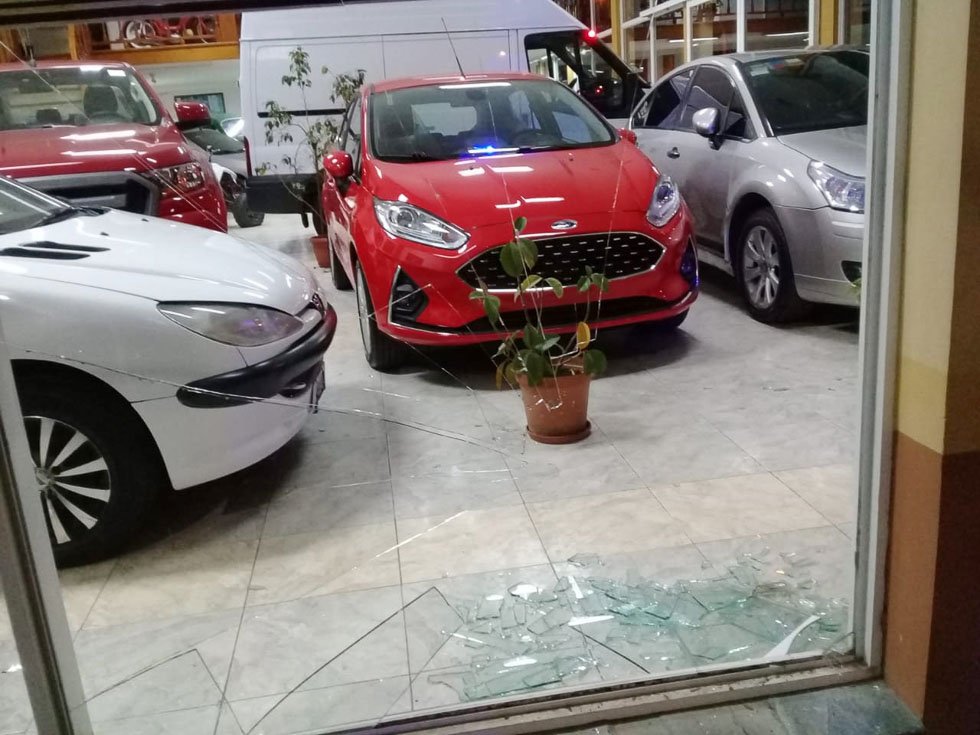 Destrozó un vidrio de una concesionaria: aprehendido
