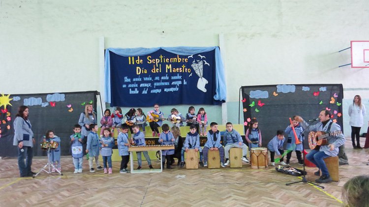 "Hoy, desempeñar la tarea docente  significa educar para pensar libremente"