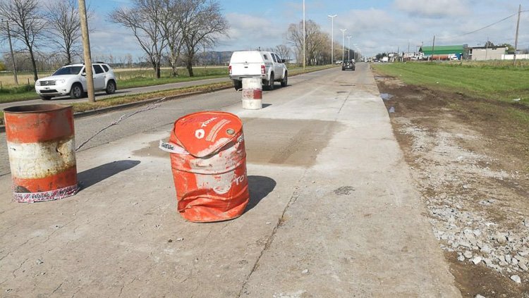 Siempre tarde: tras un accidente  reparan bache en Av. San Martín