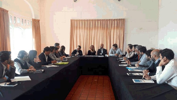 Planifican conectividad con el aeropuerto marplatense