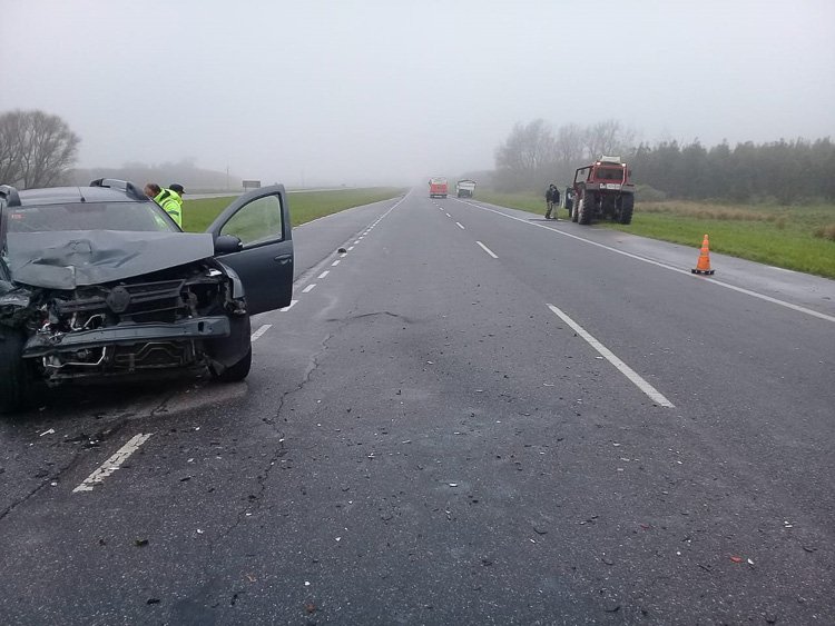 Un automóvil  impactó contra la  parte trasera de una camioneta