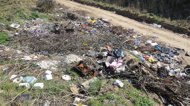 Una historia de nunca acabar: la triste costumbre de deshacerse de  basura y desechos en cualquier sitio