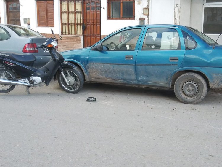 Mujer herida al ser embestida por una moto