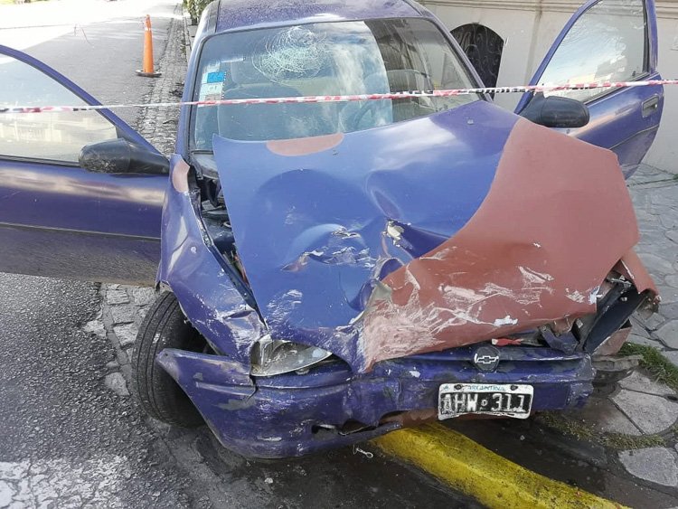 Espectacular choque en pleno centro: dos jóvenes sufrieron heridas leves