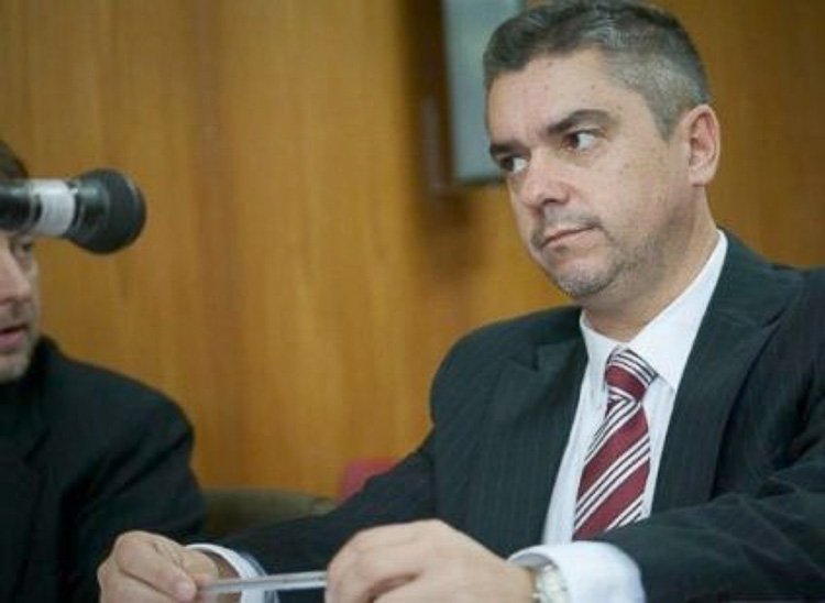 Moure indagó a dos detenidos: uno confesó y el otro negó todo