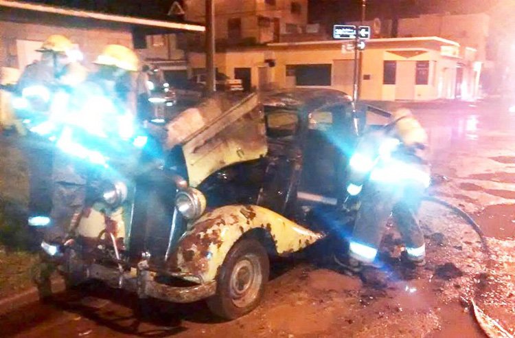 El fuego consumió una camioneta