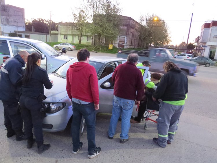 Una mujer recibió golpes en un  choque en avenida Centenario