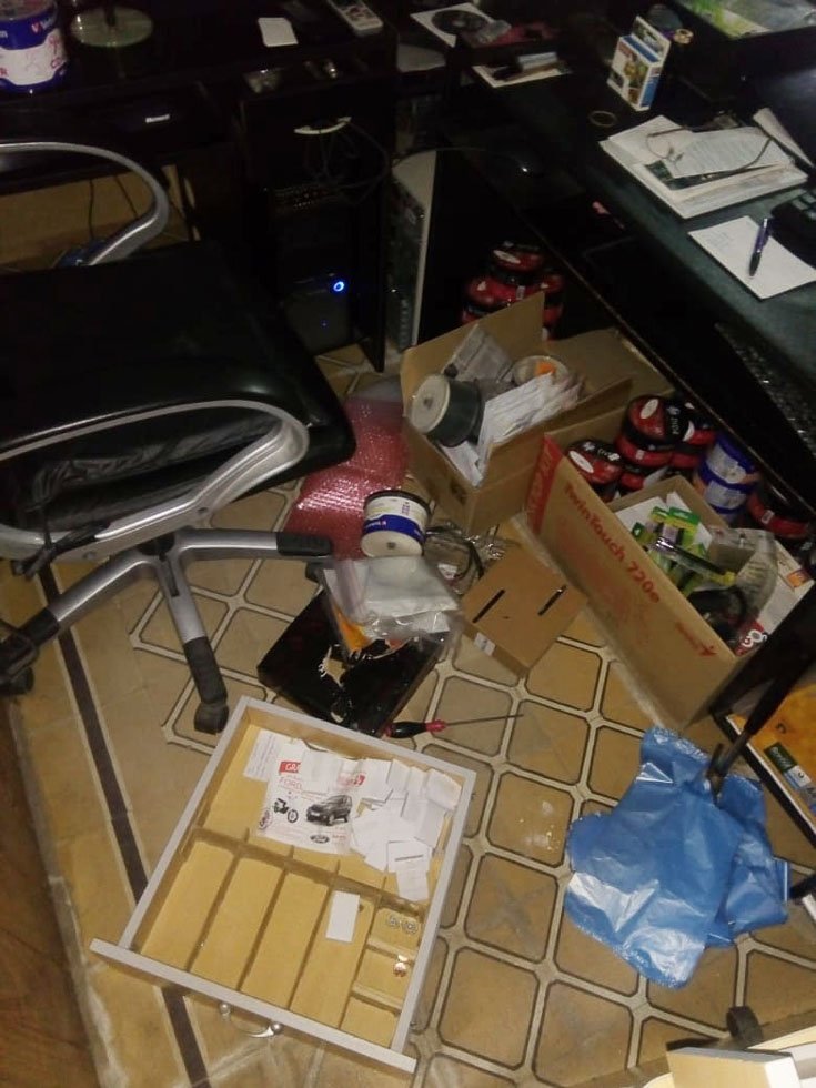 Daños, desorden y robo de dinero  en un comercio de computación