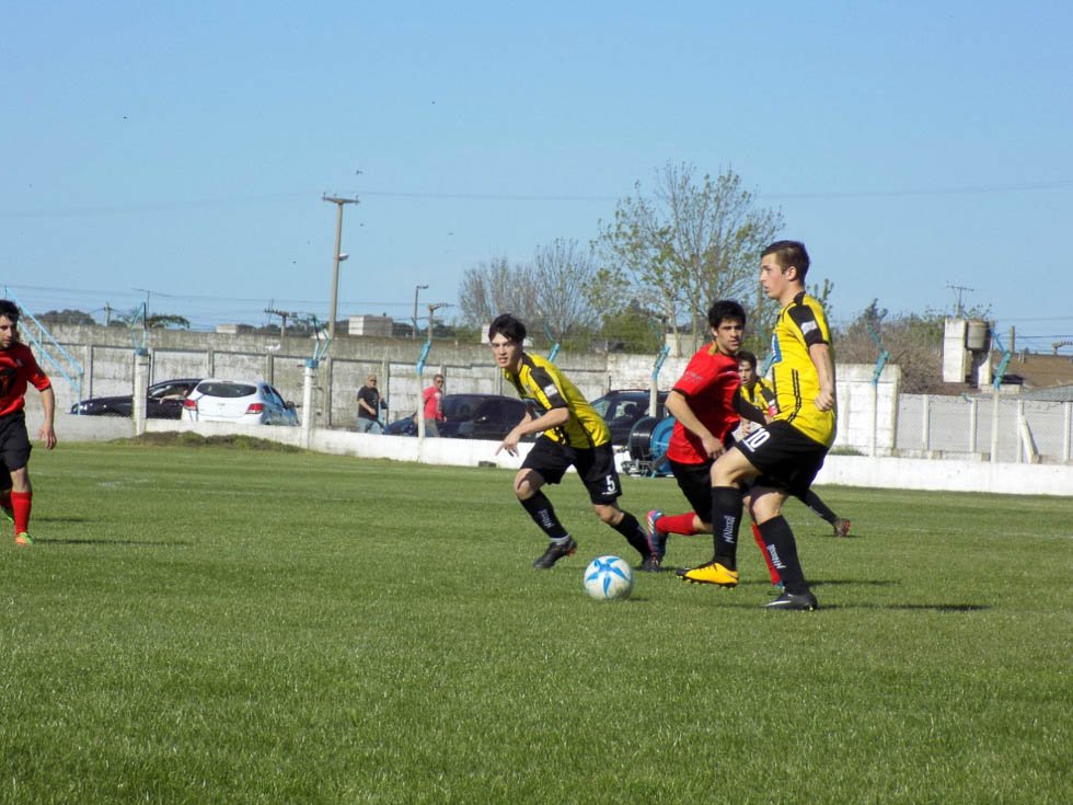 Sportivo Trabajo sufrió ante un duro Estudiantes