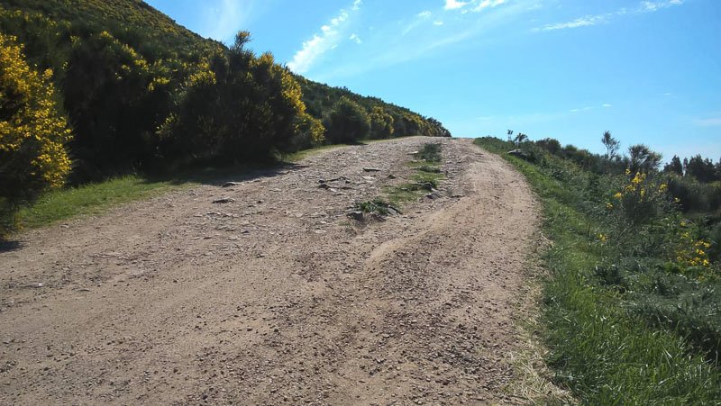 El camino a «El Mirador», la oferta de un  paseo que es hoy una peligrosa trampa