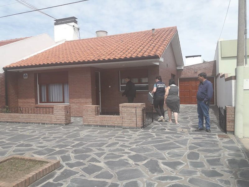 Simularon ser policías y asaltaron a un mujer