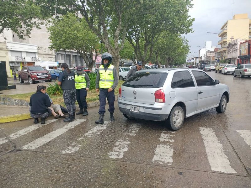 Mujer fue hospitalizada tras ser embestida por un auto