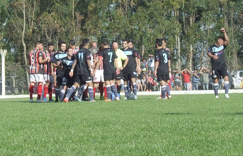 Con un hombre de más durante 80',  Amigos Unidos no pudo con Racing Club 