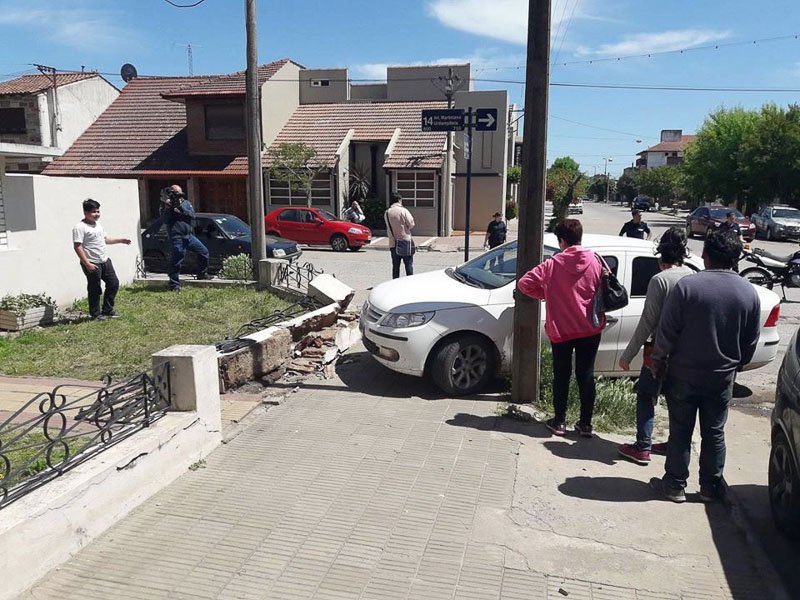 «Frenó» contra un paredón