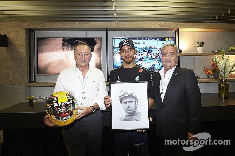 Hamilton fue reconocido por la Fundación  Fangio al igualar el récord del balcarceño