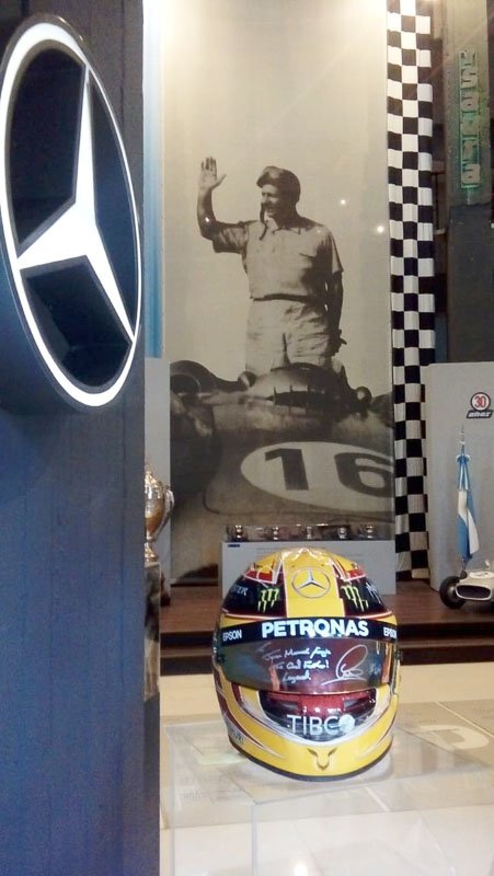 El casco de Hamilton, otra atracción en el Museo Fangio