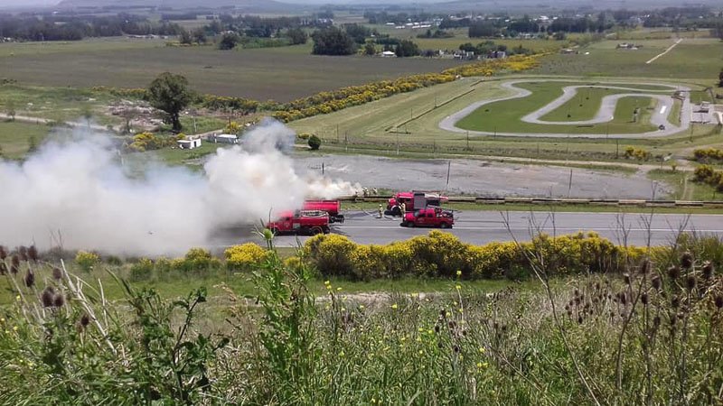 Durante tres horas los bomberos trabajaron  para extinguir un incendio: ¿fue intencional?
