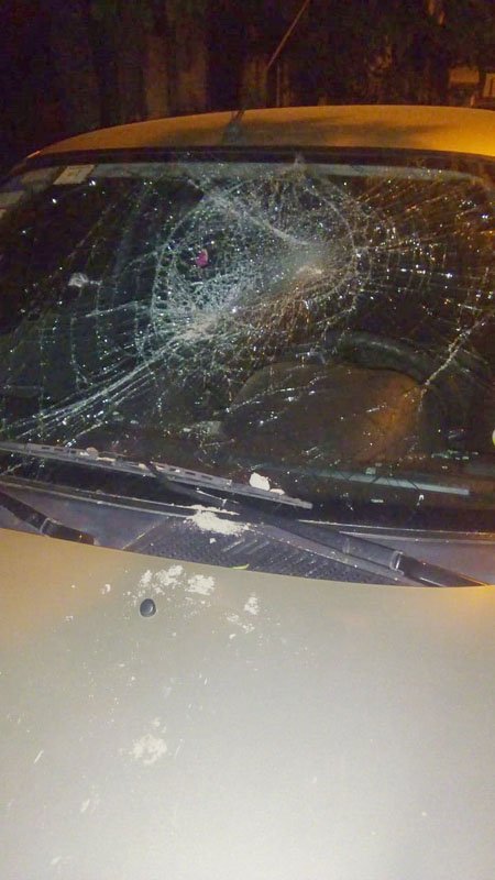 Rompió con su pareja y descargó su furia en la vía pública