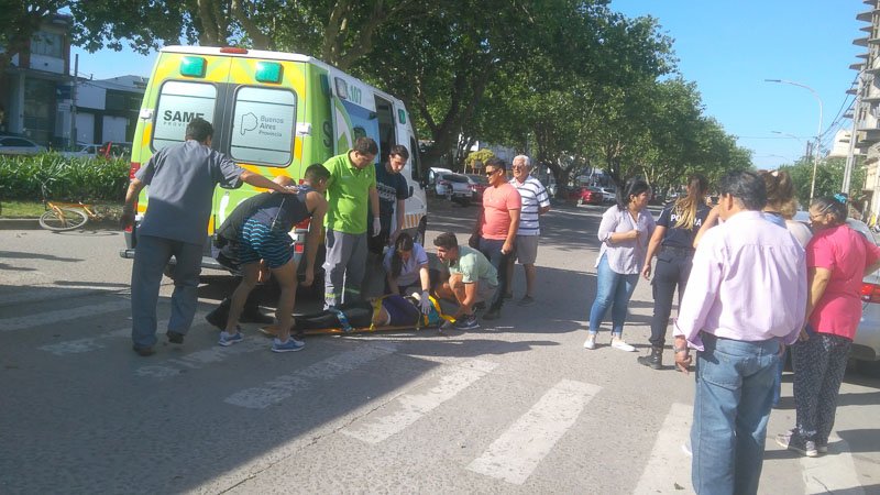 Ciclista hospitaliza tras ser  embestida por un camión