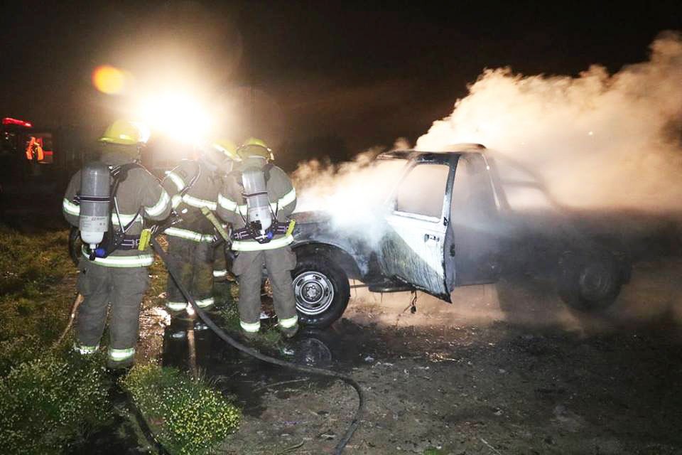 Una camioneta fue  consumida por el fuego