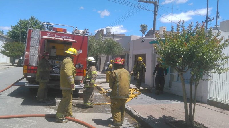 En la extinción de dos siniestros en  viviendas trabajaron  los Bomberos