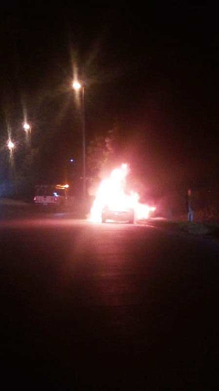 El fuego destruyó un vehículo