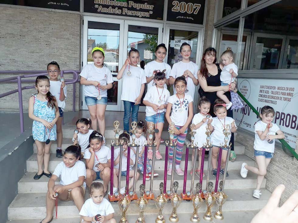 Excelente performance de alumnas de un instituto de danzas en un certamen nacional