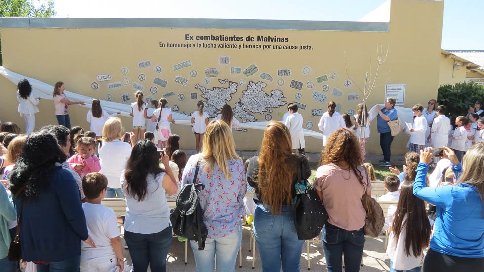 Se inauguró un mural en mosaico en  homenaje a los ex combatientes de Malvinas