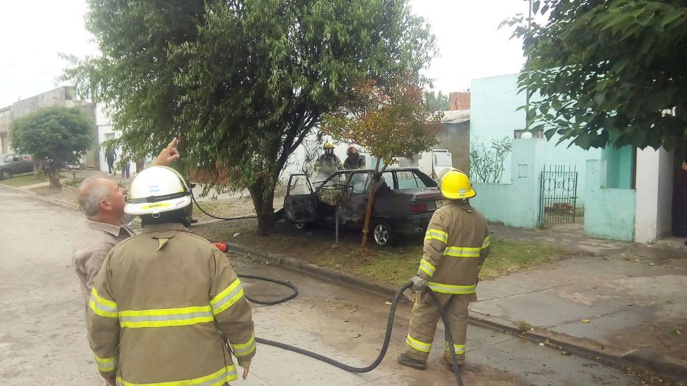  Un auto quemado (¿intencional?), heridos en  una pelea y demorado por portar cuchillos