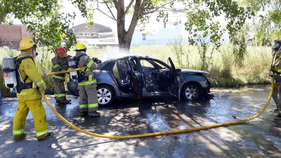 Daños de consideración sufrió  un auto a causa de un incendio