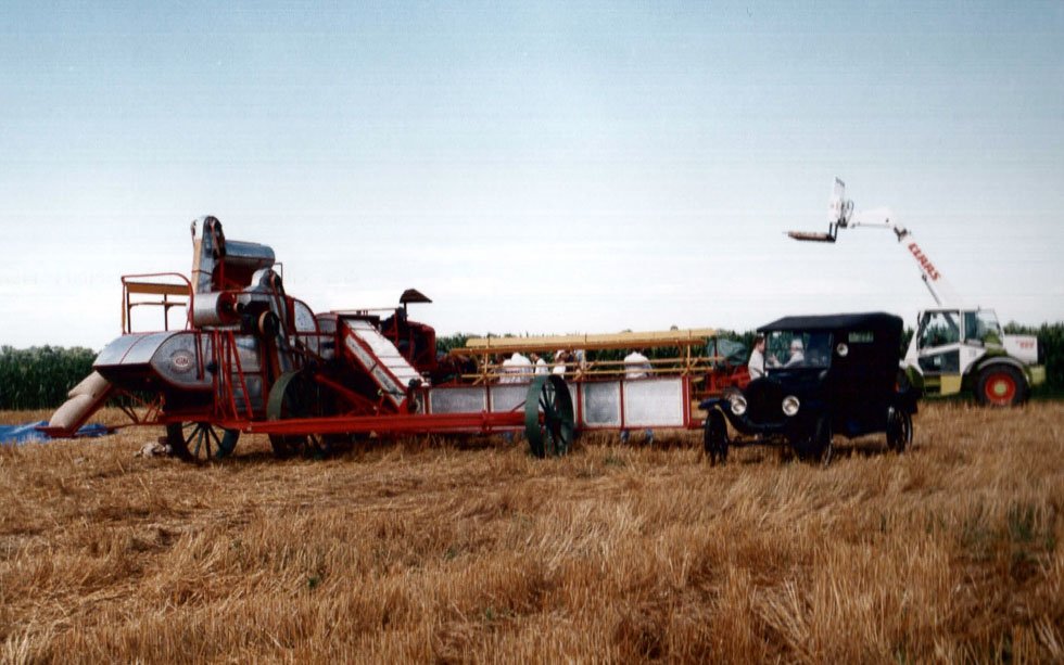 La primera cosechadora autopropulsada cumple 90 años y lo festeja recolectando trigo en Balcarce